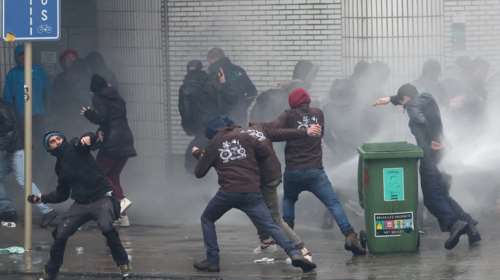 Πόλεμος στους δρόμους των Βρυξελλών με τους αγρότες: Φωτιά σε λάστιχα και κανόνια νερού [εικόνες - βίντεο]