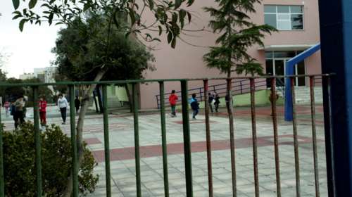 Συναγερμός στην Πάτρα: Ημίγυμνος άνδρας έκανε βόλτες έξω από σχολείο