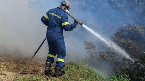 Δράμα: Τραυματίστηκε πυροσβέστης παλεύοντας με τις φλόγες, έχει εγκαύματα σε πρόσωπο και χέρι- Επικοινωνία με Κικίλια