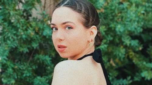 Νικόλ Σαραβάκου: Η εντυπωσιακή εμφάνιση με μακρύ, αέρινο φόρεμα και κατακόκκινα χείλη