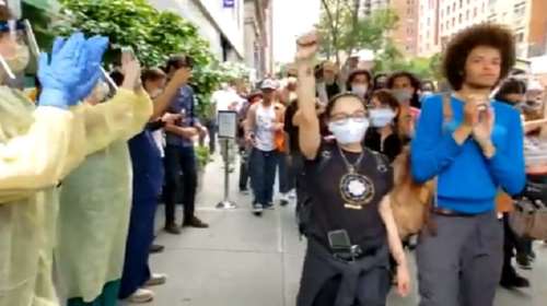 Συγκινητική στιγμή: Νοσηλευτές στη Νέα Υόρκη χειροκροτούν τους διαδηλωτές [βίντεο]
