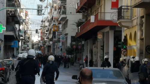 Πολυτεχνείο - &quot;Μυρίζει μπαρούτι&quot; η Πάτρα: Αστυνομικοί ακινητοποίησαν 20 άτομα - Περίπου 200 άτομα έχουν συγκεντρωθεί για πορεία