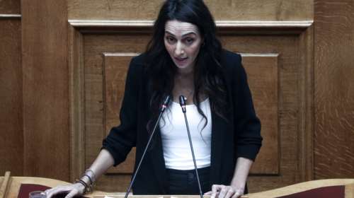 Κηδεία Σημίτη: Λιποθύμησε η βουλευτής του ΠΑΣΟΚ Κατερίνα Σπυριδάκη κατά τη διάρκεια της εξοδίου ακολουθίας