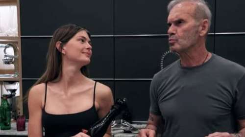 O Πέτρος Κωστόπουλος μπήκε στην κουζίνα του σπιτιού του - Το χαλαρό γεύμα που ετοίμασε