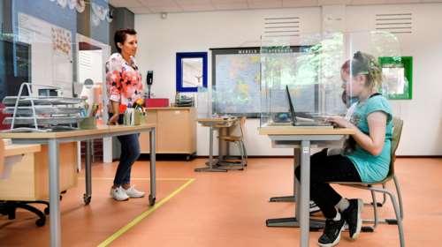 Ολλανδία: Με πλαστικά διαχωριστικά στα θρανία θα επαναλειτουργήσουν τα δημοτικά σχολεία!