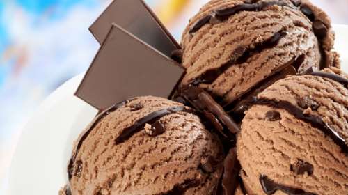 Πανεύκολο παγωτό σοκολάτα με μόλις 3 υλικά, χωρίς καθόλου ζάχαρη