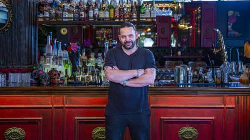 Σε ποιο μπαρ της Αθήνας συναντάς έναν τύπο που είναι και ψυχολόγος και μπάρμαν