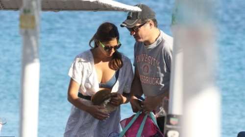 Η Σταματίνα Τσιμτσιλή με τα παιδιά της σε πλαζ στην Πάρο - Εκεί διατηρούν εξοχική κατοικία