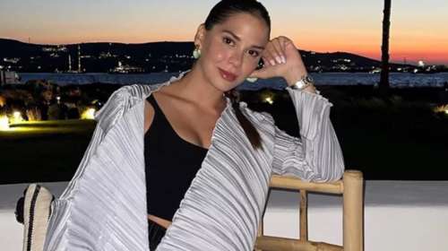 Στο σαλόνι της Αλεξάνδρας Κωστοπούλου - Ο λευκός καναπές και οι πίνακες με τα λουλούδια