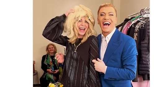 Ελλη Στάη: Σε τρελά κέφια στο καμαρίνι του Τάκη Ζαχαράτου φορώντας την περούκα της &quot;Μύριαμ Απλού...&quot;