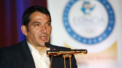 O Πύρρος Δήμας τα βάζει με τους &quot;ψεκασμένους&quot;: Μην τους ακούτε, έχασα τον κουμπάρο μου από κορονοϊό