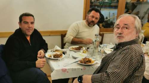 Αλέξης Τσίπρας: Χαλαρές στιγμές με φίλους και highlights κοκκινιστό κατσικάκι, ζυμωτό ψωμί και μπακλαβά