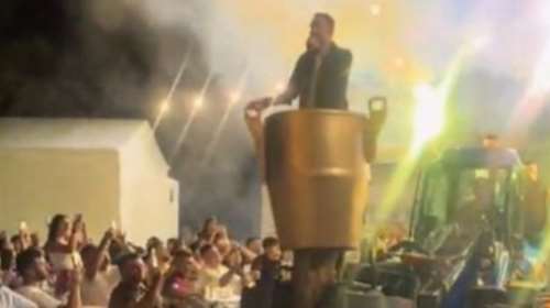 Viral η είσοδος τραγουδιστή σε πανηγύρι στο Γεράκι Λακωνίας - Με... χρυσό κάδο ανυψωτικού [βίντεο]