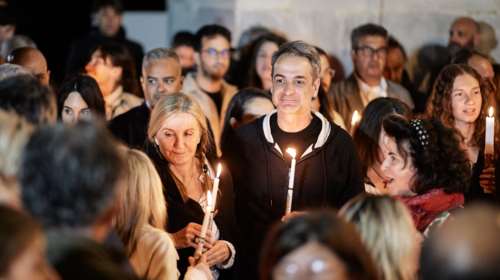 Στην Αγία Τριάδα Καρδιανή Τήνου έκαναν Ανάσταση ο Κυριάκος Μητσοτάκης και η Μαρέβα Γκραμπόφσκι [Εικόνες]