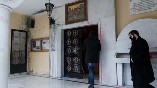 Κάτω Πατήσια: Νέα επίθεση με μπογιές στην εκκλησία που λειτουργούσε ο ιερέας που κατηγορείται για βιασμό [Εικόνες]