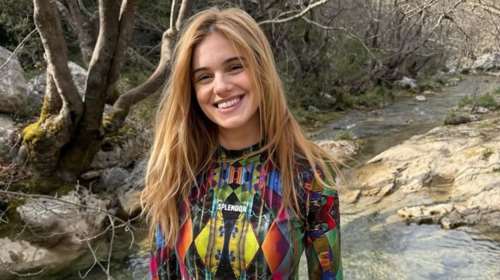 Νατάσα Εξηνταβελώνη: Με πράσινο shirt dress στην αγορά του Μαρόκο