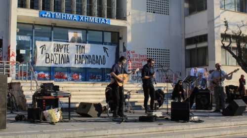 ΑΠΘ: Σε πανό ζωγράφισαν κορώνα στο κεφάλι του πρύτανη – Έγραψαν "κάψτε τον βασιλιά καρνάβαλο"