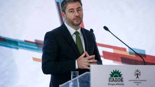 Καρφιά ΠΑΣΟΚ για Τσίπρα: &quot;Επιστρέφει αγκαλιά με τα συμφέροντα παίζοντας το παιχνίδι του κ.Μητσοτάκη&quot;