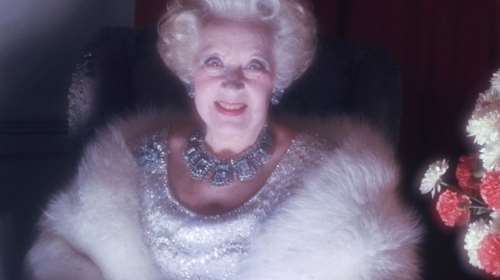 Η μυθιστορηματική ζωή της συγγραφέα που έχει πουλήσει ένα δισ. βιβλία: Η βασίλισσα των Άρλεκιν