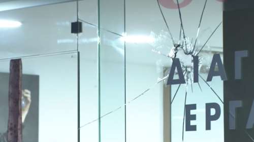 Καταδρομική επίθεση 40-50 ατόμων στο Κουκάκι - Εσπασαν καταστήματα και ΑΤΜ