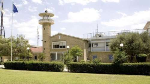 Κύπρος: Ξεφεύγει η κατάσταση με το &quot;El Diablo&quot; - Άνδρας μπούκαρε στο ΡΙΚ και επιτέθηκε σε δημοσιογράφο [Βίντεο]