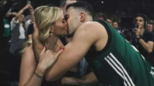 Κώστας Σλούκας: Τα καυτά φιλιά με την έγκυο σύζυγό του