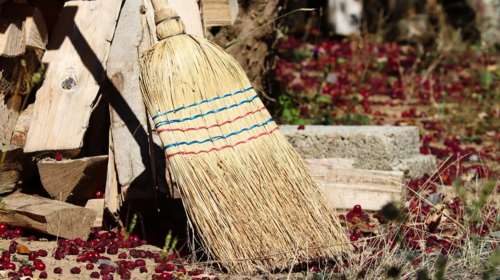 Ασύλληπτες σκηνές στην Κρήτη: &quot;Λατρεμένοι μου γείτονες&quot; με γροθιές, σκουπόξυλα και καδρόνια