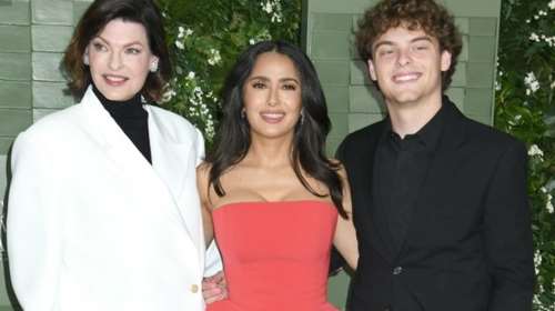 Σάλμα Χάγιεκ - Λίντα Εβαντζελίστα - Ογκουστίν : Μητριά, μαμά και γιος φωτογραφίζονται αγκαλιά, ξεχνώντας το δυσάρεστο παρελθόν