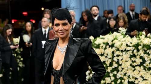 Χαμός με την ημίγυμνη Χάλι Μπέρι στο red carpet του Met Gala