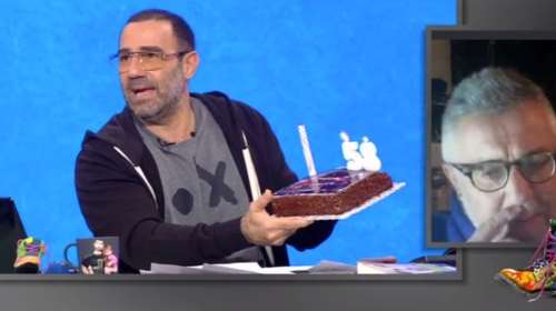 &quot;Ράδιο Αρβύλα&quot;: Τούρτα γενεθλίων για τον Στάθη Παναγιωτόπουλο - Τα κεράκια και η πλάκα για τα γενέθλια Μητσοτάκη