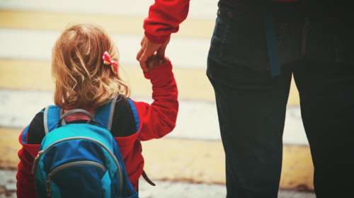 Αγιασμός στο σχολείο: Τα κλάματα, τα μαύρα γυαλιά και η μαμά-κατάσκοπος