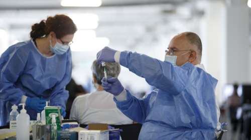 ΕΜΑ: Αυτά είναι τα 6 συμπτώματα που πρέπει να προσέξουν όσοι εμβολιάζονται με AstraZeneca