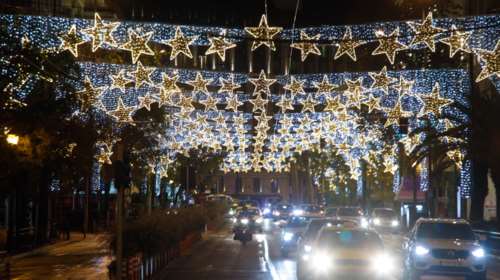 Φως και λάμψη στον νέο χριστουγεννιάτικο στολισμό στην Πανεπιστημίου [εικόνες]