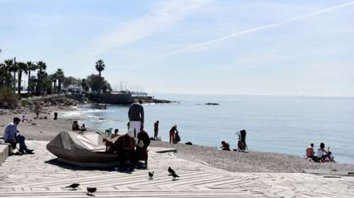Έλλην ο απείθαρχος: Αδειάζει τα σούπερ μάρκετ, αλλά γεμίζει τις παραλίες