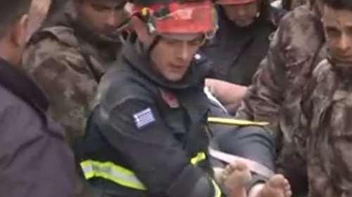 Σεισμός στην Τουρκία: Πώς η ελληνική ΕΜΑΚ έσωσε τον 50χρονο πατέρα του 6χρονου κοριτσιού από τα ερείπια