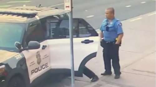 Νέο βίντεο της δολοφονίας Φλόιντ: Τον χτυπούσαν και μέσα στο περιπολικό