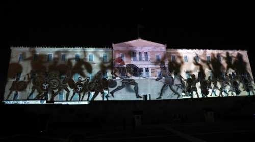 Βουλή: Κόντρα Τασούλα-Βαρουφάκη για το βίντεο για τις Ένοπλες Δυνάμεις στην πρόσοψη της Βουλής