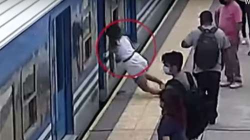 Βίντεο σοκ: Γυναίκα λιποθυμά και πέφτει στις ράγες του μετρό στην Αργεντινή - Σώθηκε από θαύμα