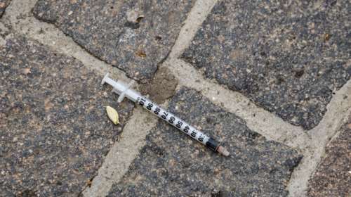 Ασυνήθιστη απόπειρα ληστείας στον Βόλο: Απείλησε με σύριγγα για να αρπάξει χρήματα