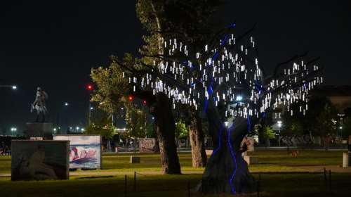 &quot;Άνθισε&quot; το φωτοβολταϊκό δέντρο στη Θεσσαλονίκη - Εντυπωσιάζουν οι 500 φωτεινοί &quot;καρποί&quot; του [εικόνες]