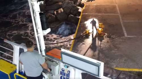 Σίκινος: Μάγκας καπετάνιος έδεσε στο λιμάνι παρά τα... 8 μποφόρ [Βίντεο]