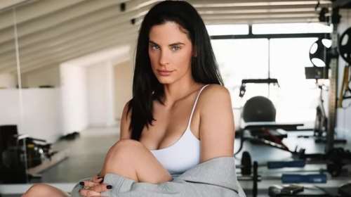 Αγνώριστη η Χριστίνα Μπόμπα: Το νέο ανατρεπτικό κόκκινο hair look της