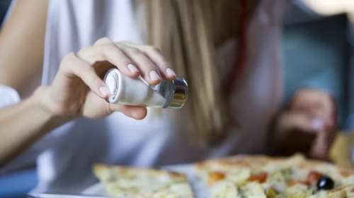 Ο ΠΟΥ προειδοποιεί: Το &quot;αθώο&quot; αλάτι βλάπτει την υγεία – Ποια είναι η ασφαλέστερη εναλλακτική;