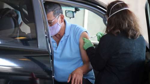 Βρετανία: Όλος ο πληθυσμός άνω των 50 ετών έλαβε την πρώτη δόση του εμβολίου