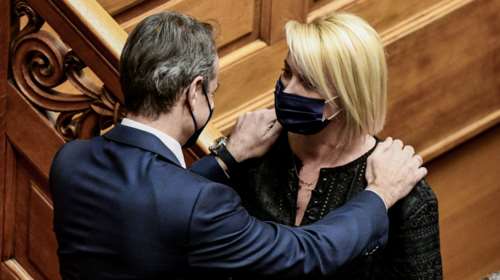 Συγκινητική στιγμή: Ο Μητσοτάκης δίνει κουράγιο στην Κατερίνα Μονογυιού για τον θάνατο του αδελφού της Τζώρτζη [εικόνες]