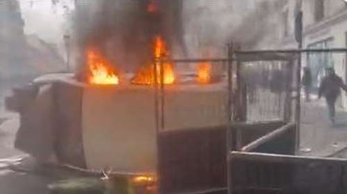 Καταδικάζει τα επεισόδια στο Παρίσι o Ιμπραήμ Καλίν: &quot;Είναι το PKK στη Γαλλία&quot;