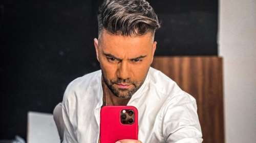 Ο Θοδωρής Μαραντίνης μαγειρεύει στην κουζίνα του σπιτιού του