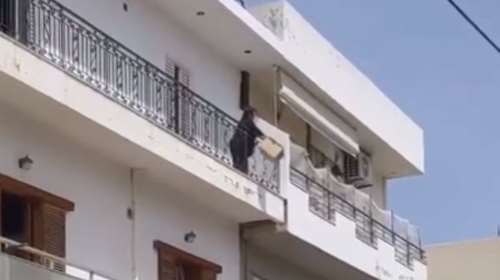Ντροπή: Πετάει σκουπίδια από το μπαλκόνι και απαιτεί από οδοκαθαρίστρια να τα μαζέψει [Βίντεο]