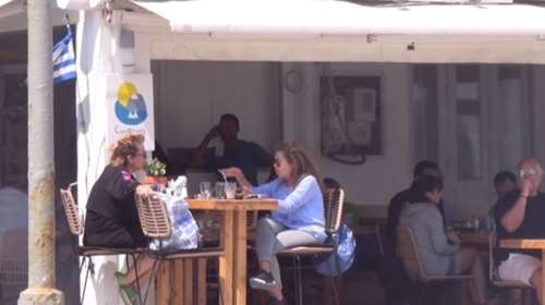 Η Μύκονος επέστρεψε σε καλοκαιρινούς ρυθμούς: Άνοιξαν τα καταστήματα στο κοσμοπολίτικο νησί [βίντεο]