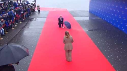 Αλβανία: Η στιγμή που ο Έντι Ράμα γονατίζει για να υποδεχθεί τη Μελόνι - &quot;Το κάνεις αυτό για να είμαστε στο ίδιο ύψος&quot;